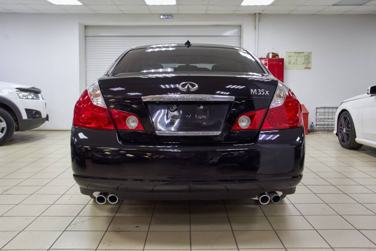 Infiniti M