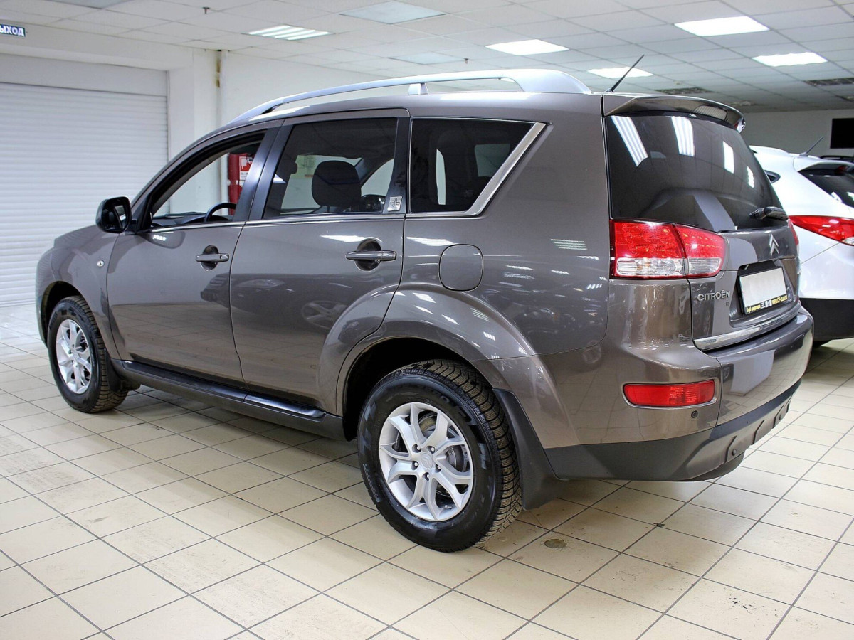 Citroen c crosser 2.4. Mitsubishi Outlander 2 кузов. Outlander 2 Рестайлинг красный.